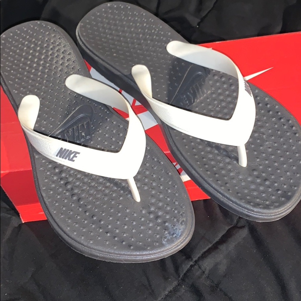 NIKE FLIP FLOPS